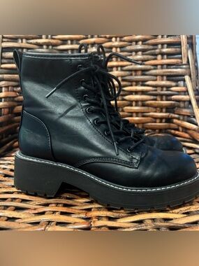 Madden Girl Womens Carra Faux Leather Lug Sole Ankle Boots size 6.5